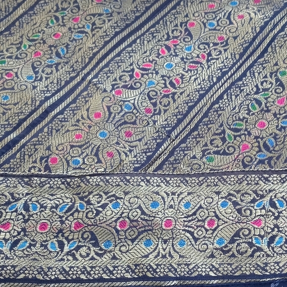 Gorgeous Silk Iridescent Patchwork Bedspread / Coverlet - Picture 4 of 9